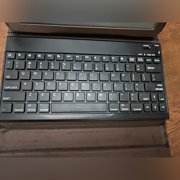 Brookstone Keyboard w/Portfolio Case IPad tablet. Accompanying cord, instruction - Picture 5 of 8